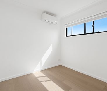 6 Heath Place, Pakenham VIC 3810 - House For Rent | Domain - Photo 1