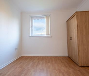 3 bedroom flat to rent - Photo 6