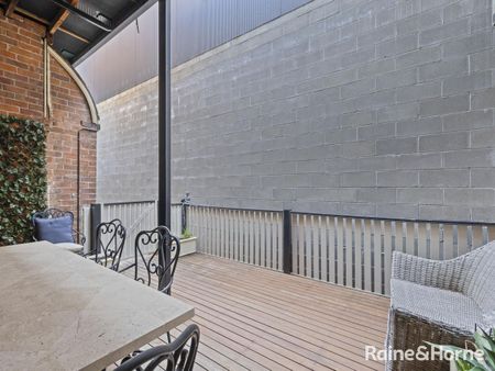 FULLY FURNISHED 3 BEDROOM TOWNHOUSE IN CBD - UTILITIES INCLUDED - NO EXTRA BILLS- Available 8/12/25 - Photo 5