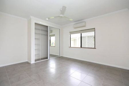 Exceptional Fully Airconditioned & Tiled Family Entertainer - Photo 3