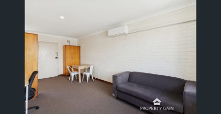 Charming 1-bedroom, 1-bathroom apartment is located on the top level of a small complex of just 12 units - Photo 2