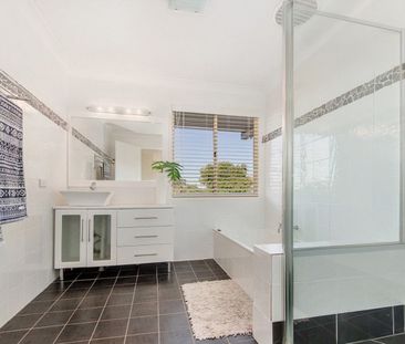 Spacious 5 Bedroom Family Home in Sought-After Robina Location - Photo 5