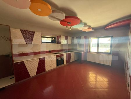 Casă mare, 9 camere, curte 1000 mp – disponibilă pentru - Fotografie 2