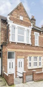 3 bedroom flat to rent - Photo 4
