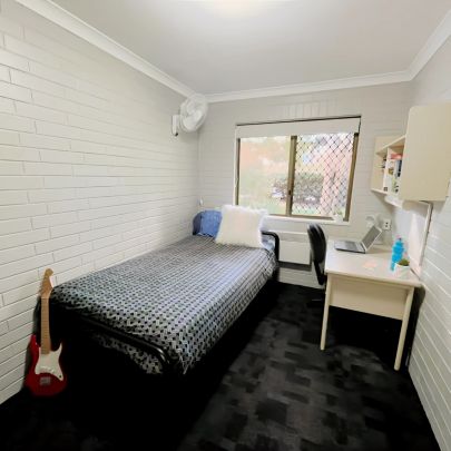 Five Bedrooms Lakeside - Photo 1