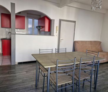 A LOUER T2 MEUBLE 1ER ETAGE PORT LA NOUVELLE - Photo 3
