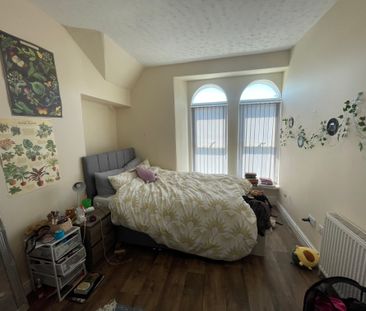 45 Connaught Avenue Top Floor Flat - Photo 6
