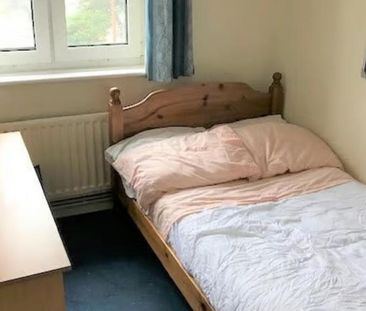 3 bedroom flat to rent - Photo 4