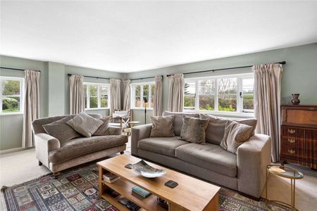 A beautifully presented four bedroom detached period home, situated in the heart of this popular riverside village. - Photo 2