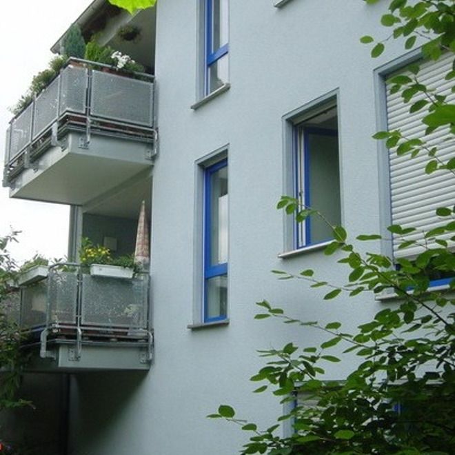 *** Renovierte 2- Zimmer-Wohnung im 1. OG *** viel Tageslicht, Sonnenbalkon und Garage *** - Photo 1