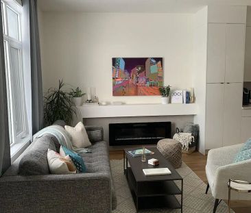 Luxury rental inner city Calgary, fully furnished, short term rental — 2 Bedrooms+ Den Townhouse - Photo 1