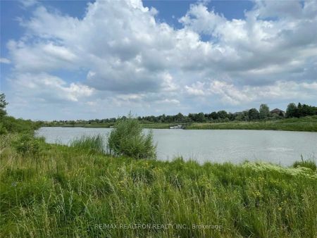 Detached Home For Lease | W9048796 - Photo 2