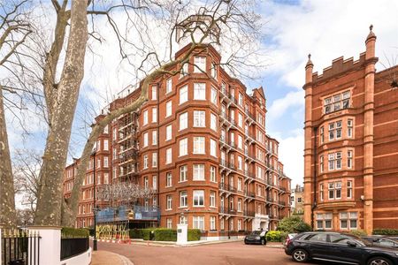 A spacious lateral second floor with lift, three bedroom apartment in a well maintained purpose built portered building in a quiet cul de sac - Photo 2