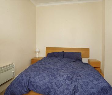 Well-presented one bedroom top floor apartment in the desirable are... - Photo 1