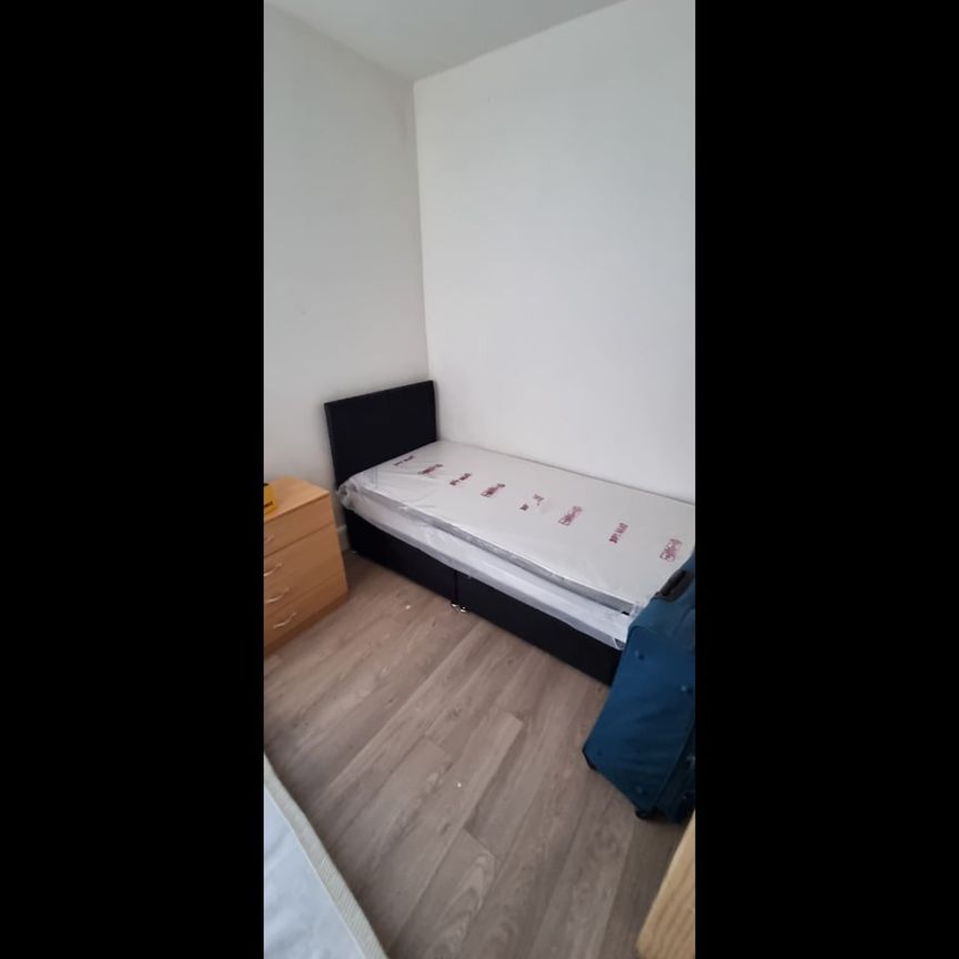 3 Bed Terraced House, Shaftesbury Road, M8 - Photo 1