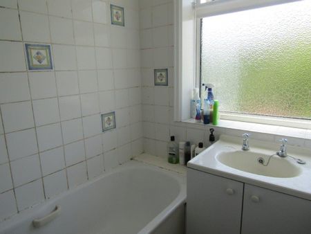 4 bedroom semi-detached house to rent - Photo 4