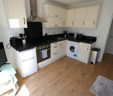 Flat 5, Woodside, Bournemouth BH1 - Photo 2