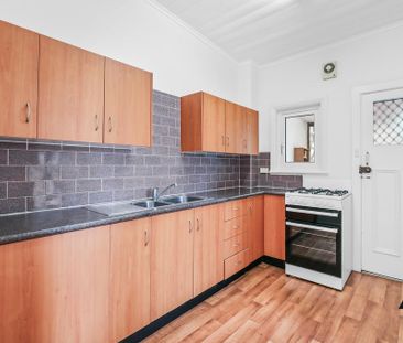 Charming Two-Bedroom Residence in the Heart of St Peters - Photo 5