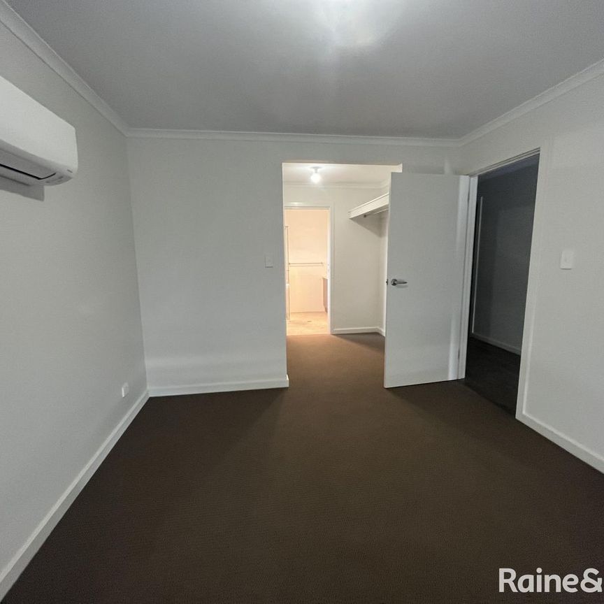 Large 5 Bedroom Family Home ! - Photo 1