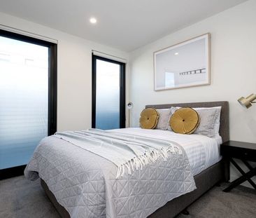 Boutique Bliss in Convenient Bayside Locale - Photo 3