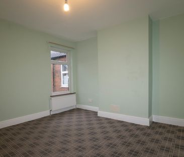 3 bedroom mid terrace to let - Photo 4