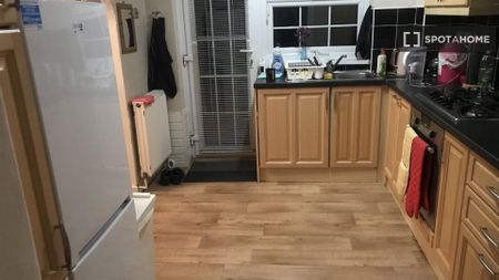 Room in 2-bedroom flat for rent in Finglas South, Dublin - Photo 5