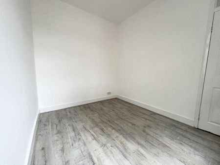 2 bedroom end of terrace house to rent - Photo 2