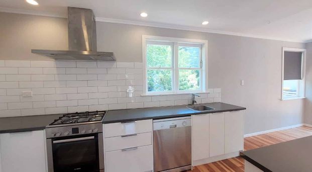 Birkenhead Bungalow * ELECTRICITY & WATER INCLUDED* - Photo 1