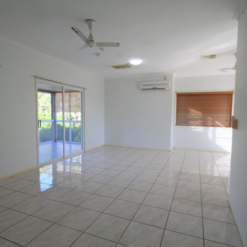 Huge Family Home - Photo 1
