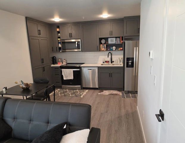 Stylish 1-Bedroom Condo | University District | Gym & Concierge — 1 Bedroom Condo Unit - Photo 1