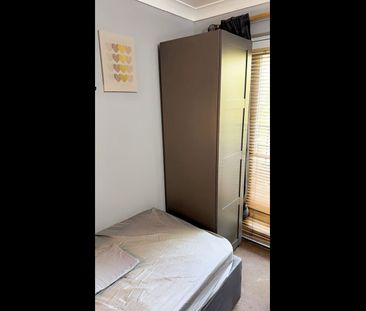 Room in a Shared House, First Drive, NW10 - Photo 3