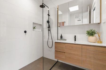 CHIC, STYLISH AND IN A PERFECT LOCATION! - Photo 4