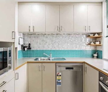 Light & bright fully furnished 2 bedroom with gym - Photo 4