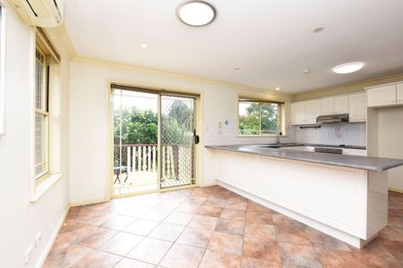 Modern Family Residence in the heart of Eastwood with low maintenance - Photo 4