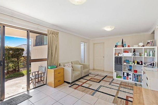 Spacious 4-Bedroom Family Home with a Separate Living Area - Photo 1