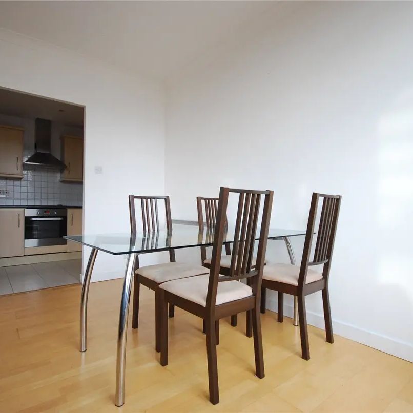 3 bedroom flat in London - Photo 1