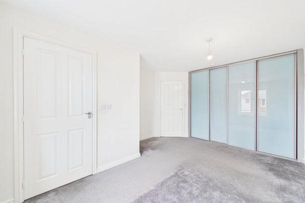 4 bedroom House in Regis Park Road, Berkshire - Photo 1