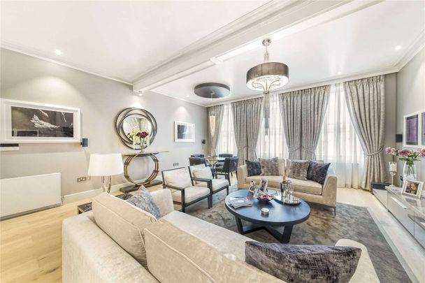 An exceptional and beautifully refurbished two bedroom apartment situated in Knightsbridge. - Photo 1