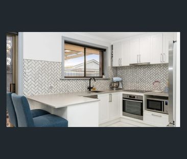 Renovated & Convenient Living in the Heart of Oaklands Park - Photo 4