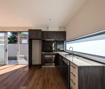 MODERN LIGHT FILLED TOWNHOUSE WITH HEATING / COOLING & OFF-STREET P... - Photo 3