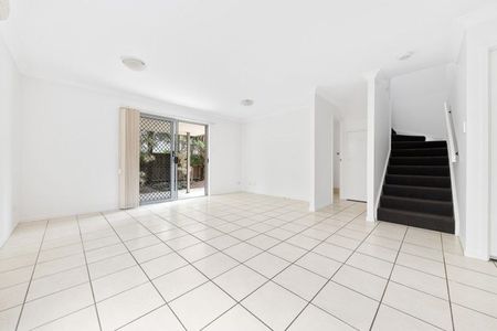 3-Bedroom Townhouse with Ensuite, Double Garage & Complex Pool - Photo 3