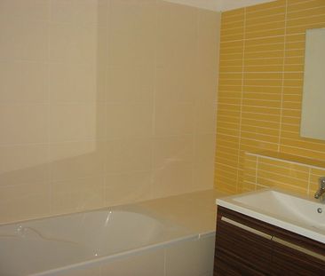 Location Appartement 2 pièces 40m² ST DENIS 97400 - Photo 5