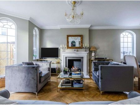 Stylish four bedroom family home with south-west facing garden - Photo 2