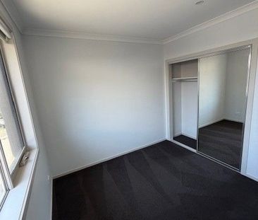 Perfectly positioned close to local cafés, shops, and schools! - Photo 2