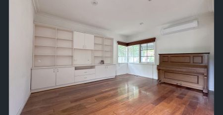 Cosy home with bright granny flat - Photo 2