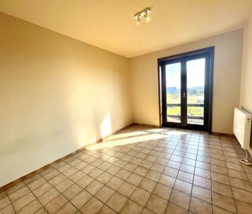 Ruim INSTAPKLAAR appartement te Oeselgem met 2 slaapkamers en GARAGE. - Foto 1