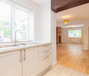 3 bed House - End Terrace To Let - Photo 5