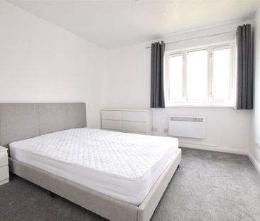 Cavell Crescent, Harold Wood, Romford, RM3 - Photo 2
