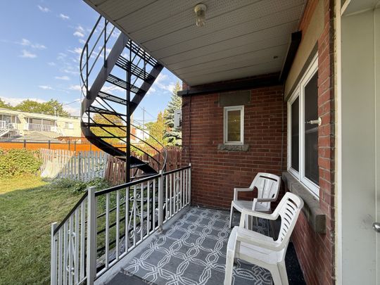 Mercier-Est : Superbe appartement rénové de 2 chambres offert en location semi-meublée ! - Photo 1