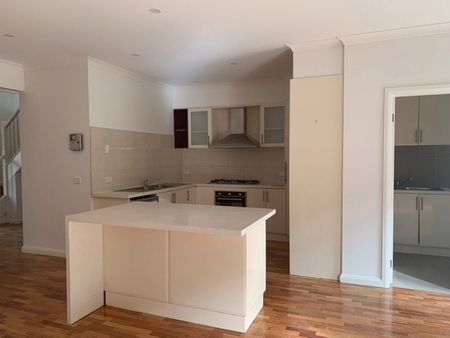 Spacious Townhouse Opposite the Park – Ideal Location & Freshly Updated - Photo 4